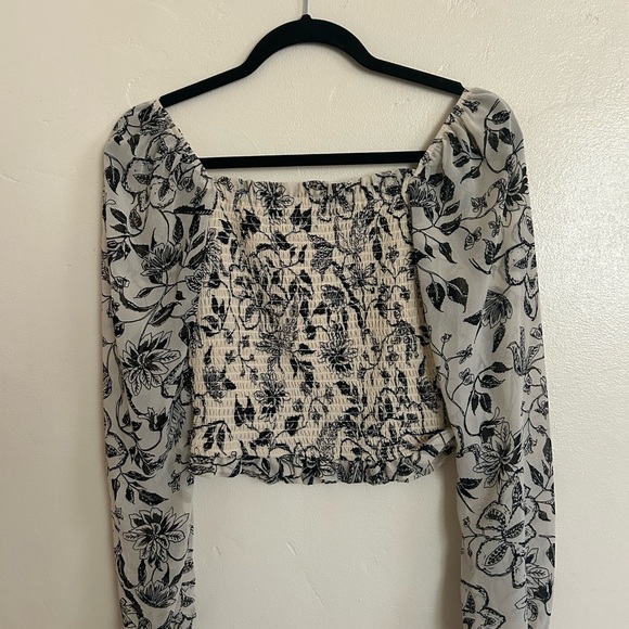 Small light yellow blouse with flowers. - Picture 2 of 4